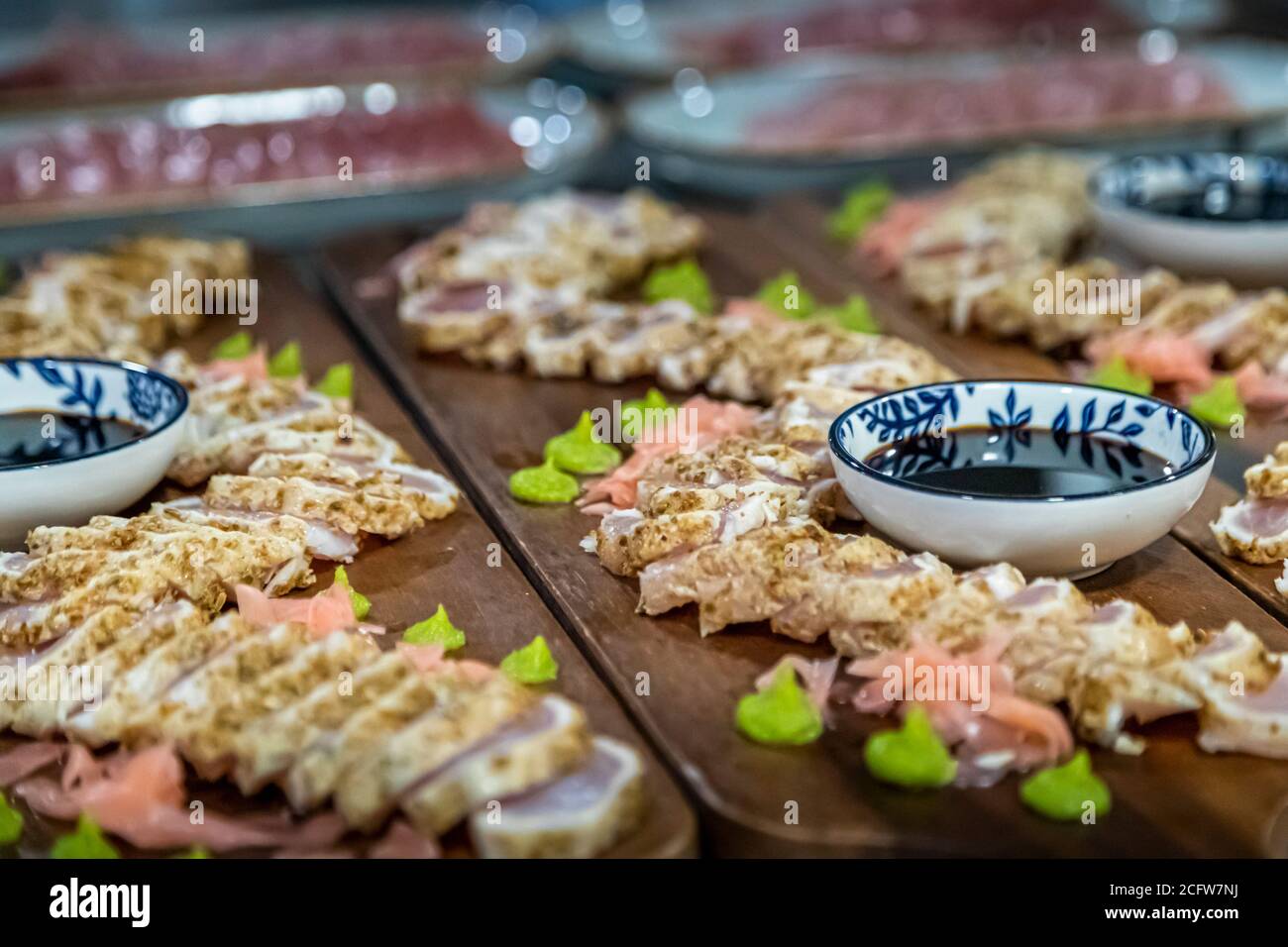 Sashimi de thon à dents de chien avec sauce soja, Wasabi et Gari sur le feu et croisière de dragons du Nord vrai, îles Sunda, Indonésie Banque D'Images