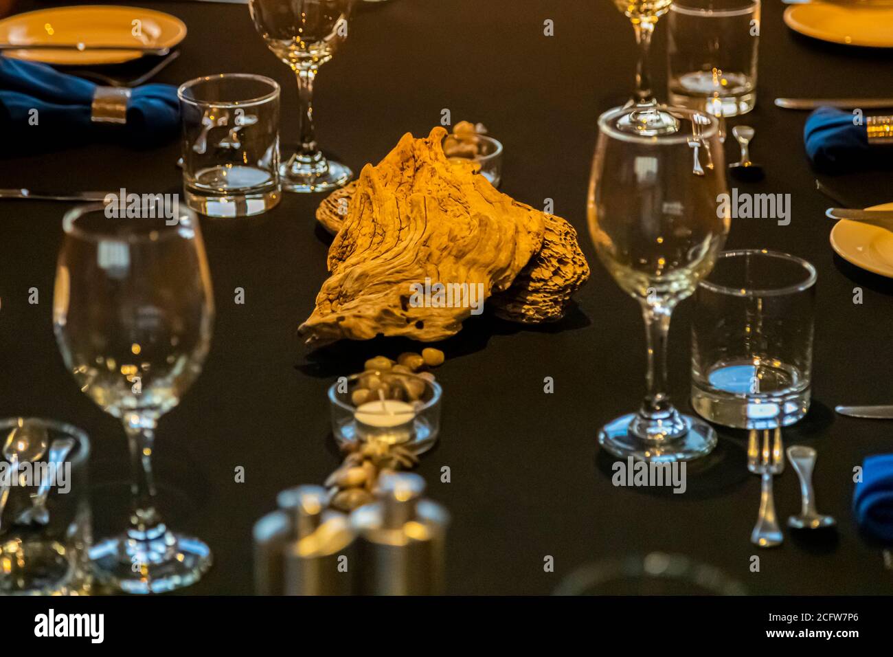 Table bien posée sur la croisière de tir et de dragons du Nord vrai, îles Sunda, Indonésie. À trois grandes tables, de nouveaux groupes de discussion se réunissent chaque jour pendant les repas. Pendant la journée, le code vestimentaire se caractérise par les activités à venir et seulement dans la soirée est chic décontracté l'ordre du jour Banque D'Images