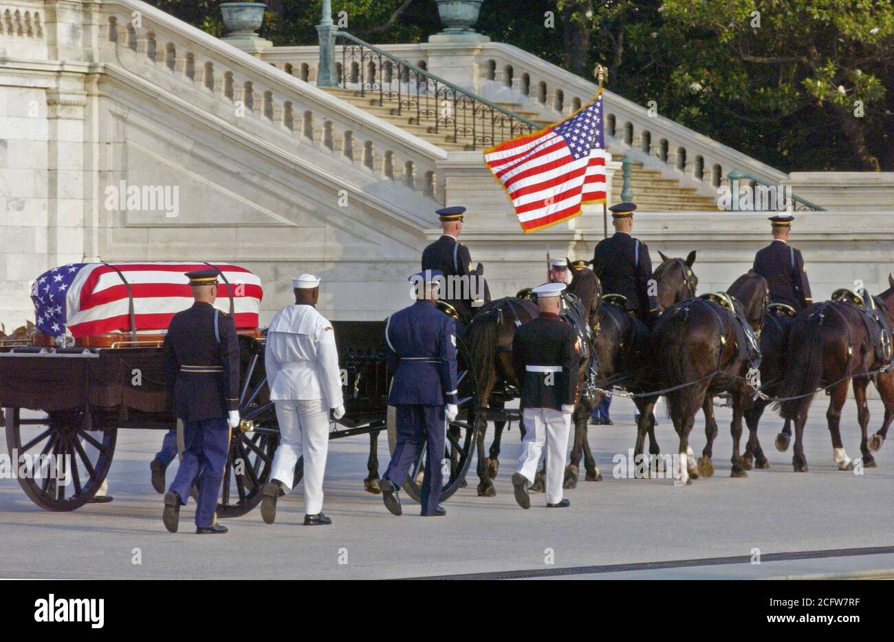 Une garde d'honneur militaire nous attend pour faire le détail 40e président des États-Unis Ronald Wilson Reagan dans son cercueil, recouvert du drapeau, en hausse de plus de 60-escalier dans la capitale des nations Building Rotonde. Banque D'Images