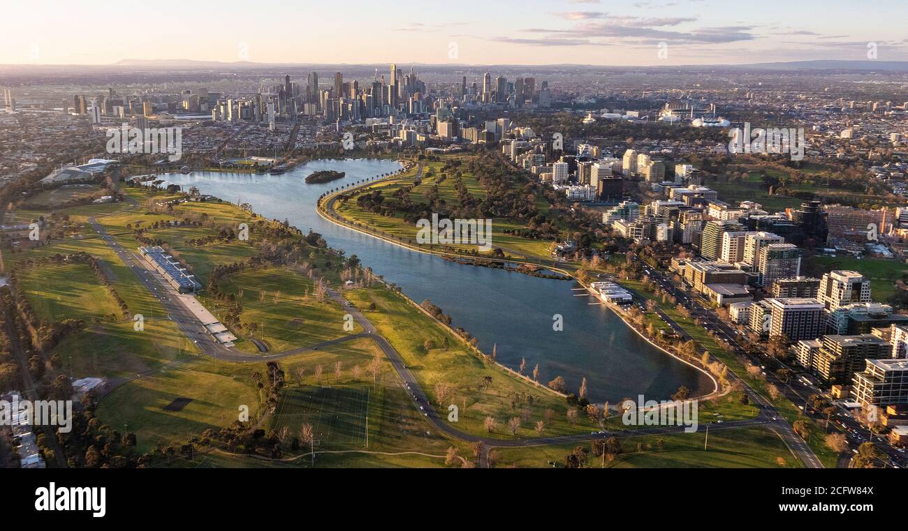 Melbourne Australie. Vue aérienne du lac Albert Park et du circuit du Grand Prix avec vue sur Melbourne en arrière-plan. Banque D'Images