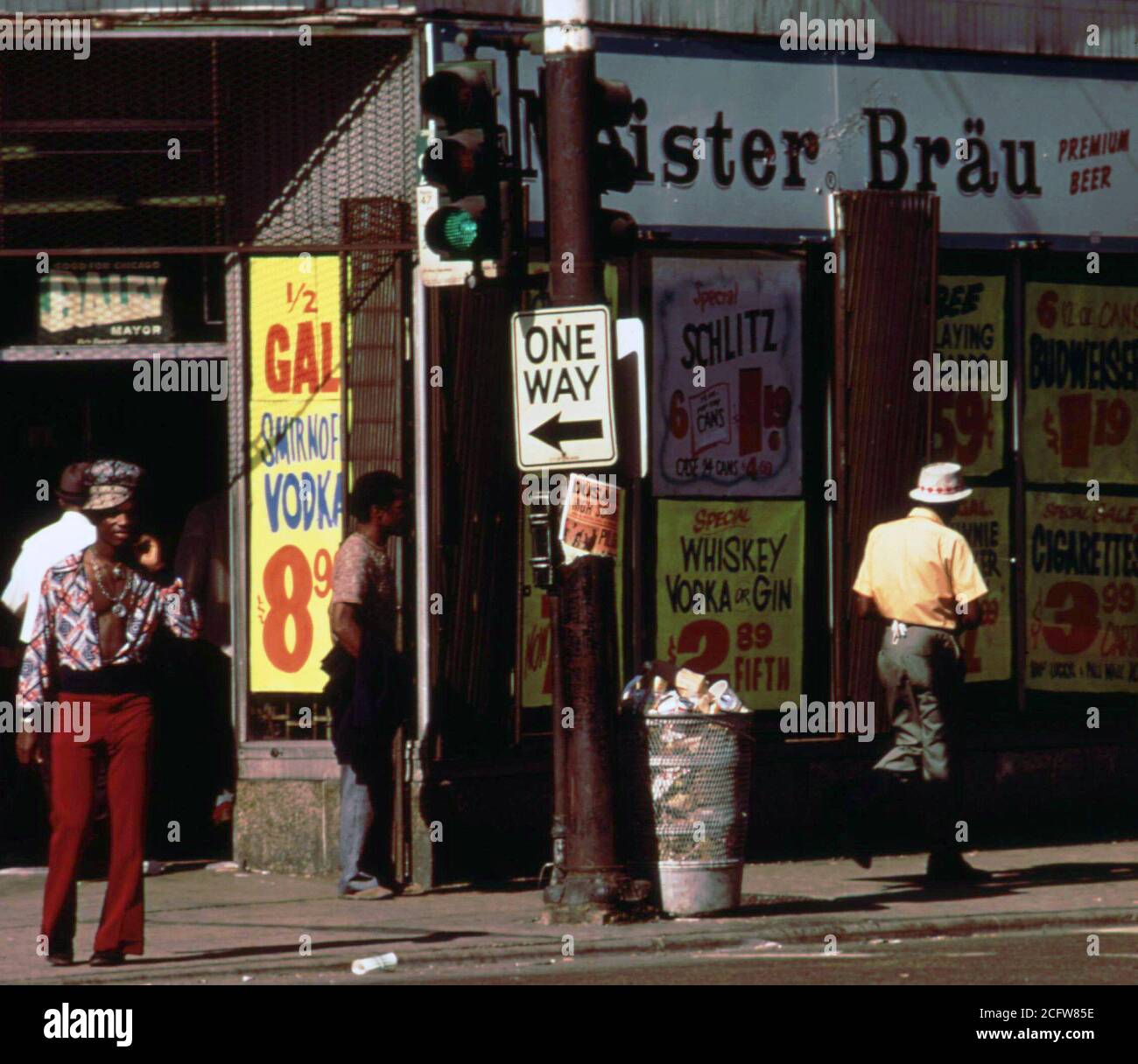 Scène de rue sur 47th Street à Chicago du côté sud, un quartier animé où de nombreuses petites entreprises noir sont situés. Les hommes dans l'ère des années 1970, la mode peut être vu traverser la rue. Banque D'Images
