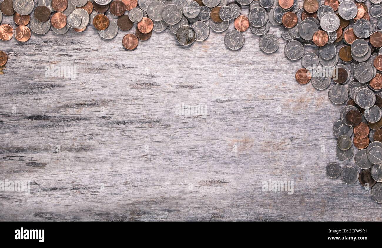 Arrière-plan en bois ancien avec de vieilles pièces de monnaie dispersées pour former le cadre. Texture de l'arrière-plan avec modification non imposée Banque D'Images