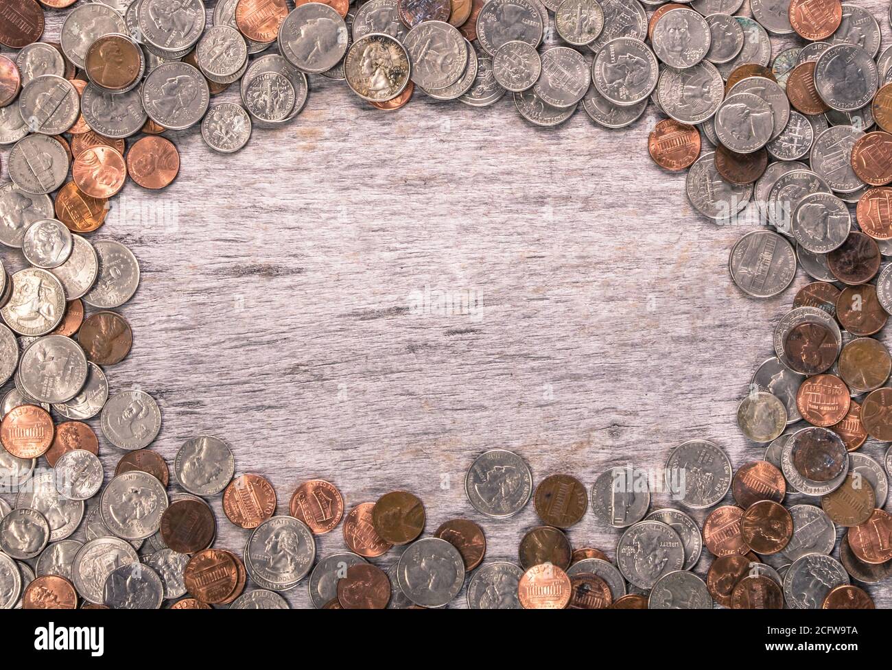 Arrière-plan en bois ancien avec de vieilles pièces de monnaie dispersées pour former le cadre. Texture de l'arrière-plan avec modification non imposée Banque D'Images