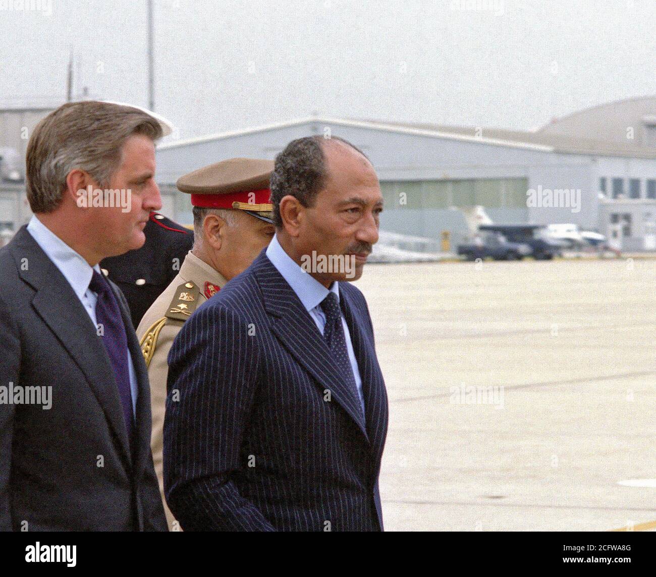 1978 - Vice-président Walter Mondale (à gauche du centre) escorte le Président égyptien Anouar el-Sadate (à droite) avant le départ de Sadate une visite d'état en nous. Banque D'Images