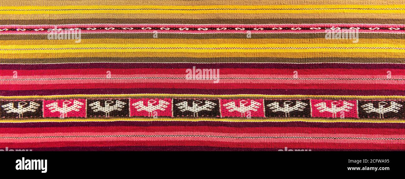 Panorama textile des Andes sur le marché du tissu local avec espace copie, sucre, Bolivie. Banque D'Images