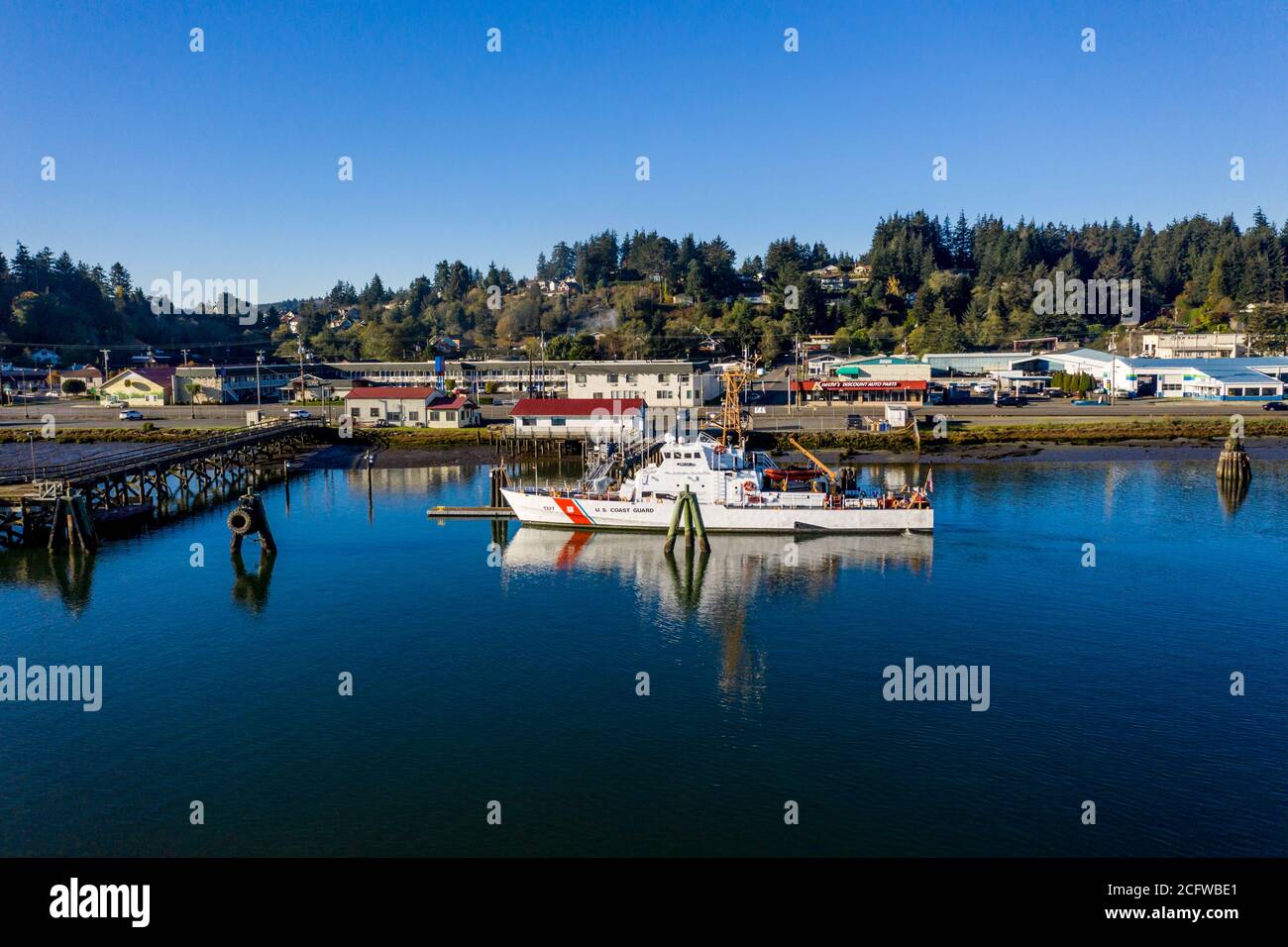 Navire de la Garde côtière américaine amarré à Coos Bay, Oregon. Banque D'Images