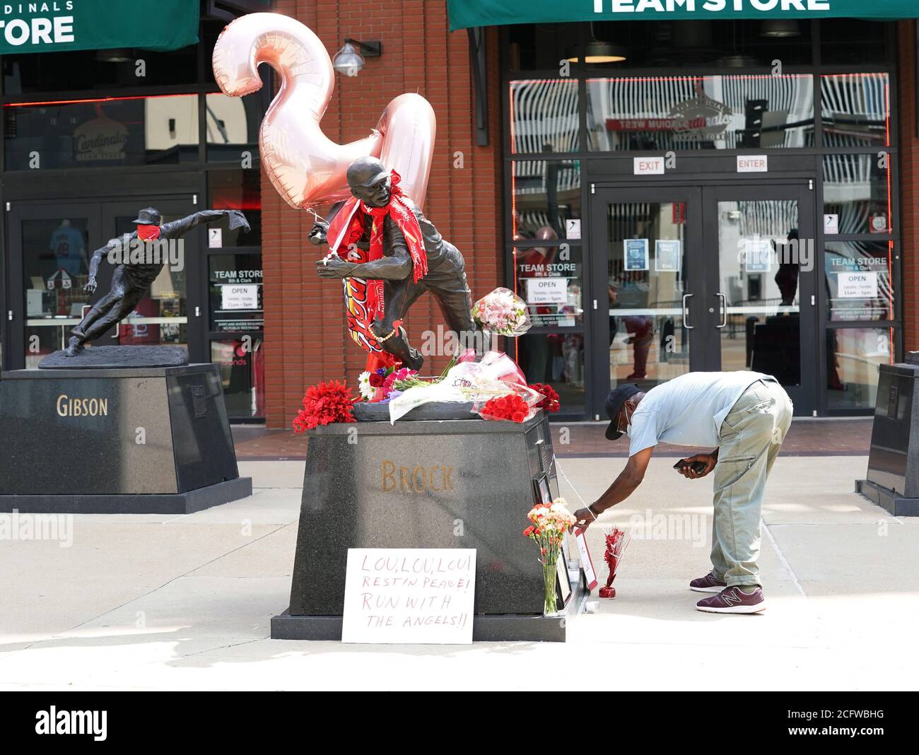 St. Louis, États-Unis. 07septembre 2020. Un fan des Cardinals de St. Louis part un moment à la base de la statue des Cardinals de St. Louis et membre du National Baseball Hall of Fame, Lou Brock, au stade Busch de St. Louis, le lundi 7 septembre 2020. Brock, intronisé au Temple de la renommée en 1985, est décédé le 6 septembre 2020. Photo par Bill Greenblatt/UPI crédit: UPI/Alay Live News Banque D'Images