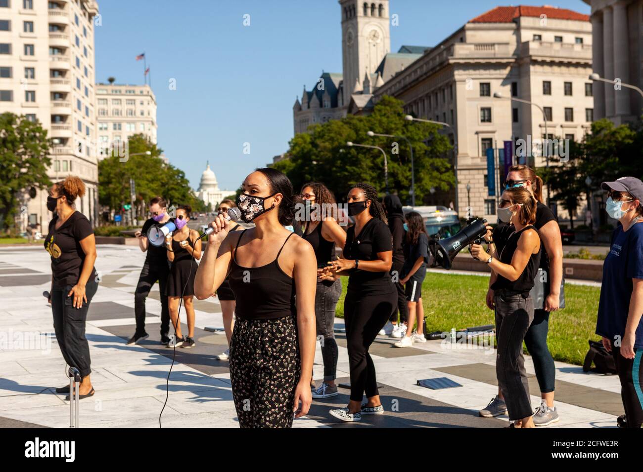 Washington, DC, États-Unis, 7 septembre 2020. Photo : les membres de Songrise et le Chœur de la Justice de DC préforme à Freedom Plaza lors de Let Freedom Sing, une manifestation de protestation communautaire et d'inscription des électeurs par la Fondation Freedom Day et Head Count. Crédit : Allison C Bailey/Alamy crédit : Allison Bailey/Alamy Live News Banque D'Images