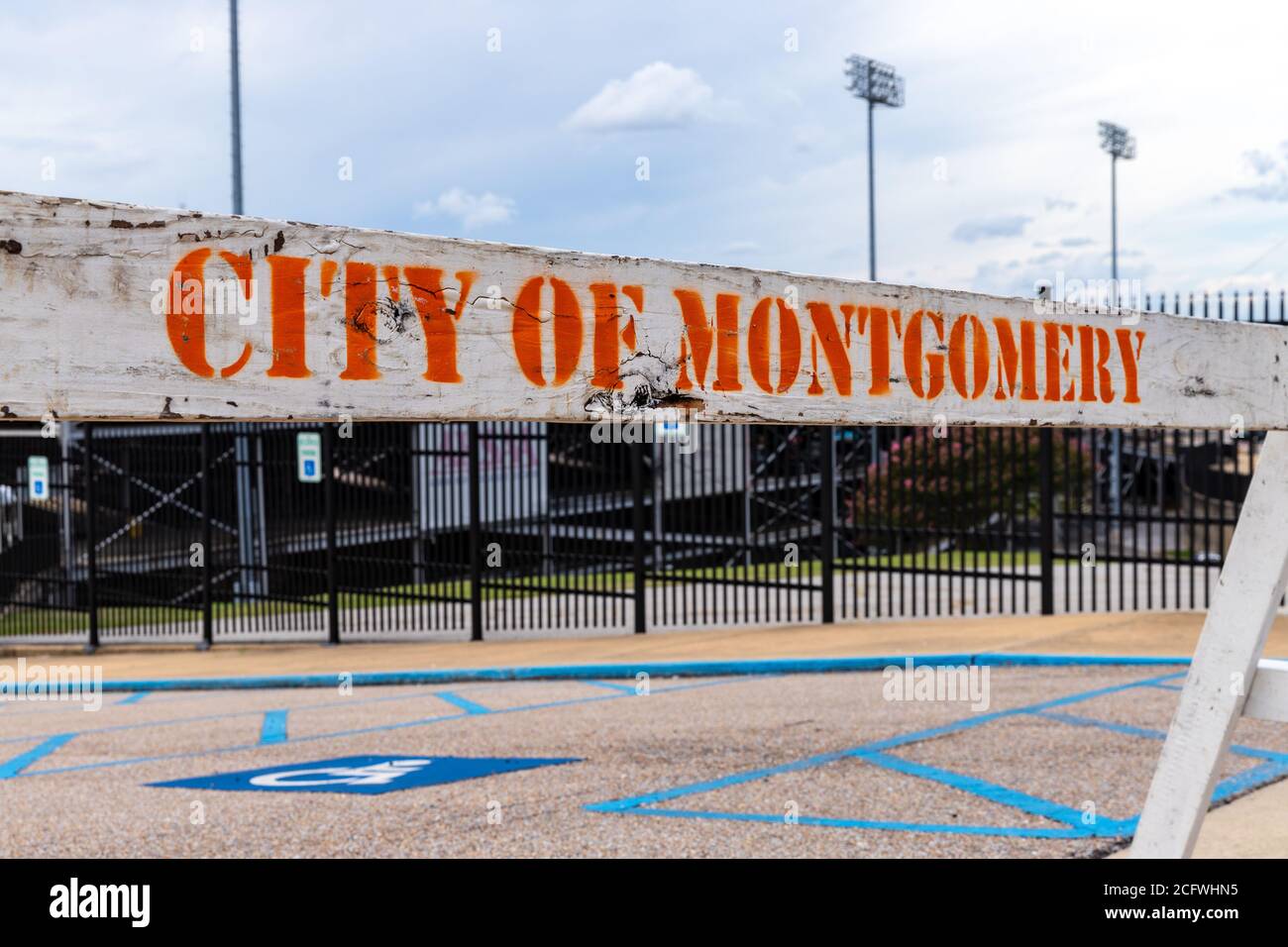 Montgomery, AL / USA - 27 août 2020 : barricade de la route de Montgomery bloquant une entrée de stationnement Banque D'Images