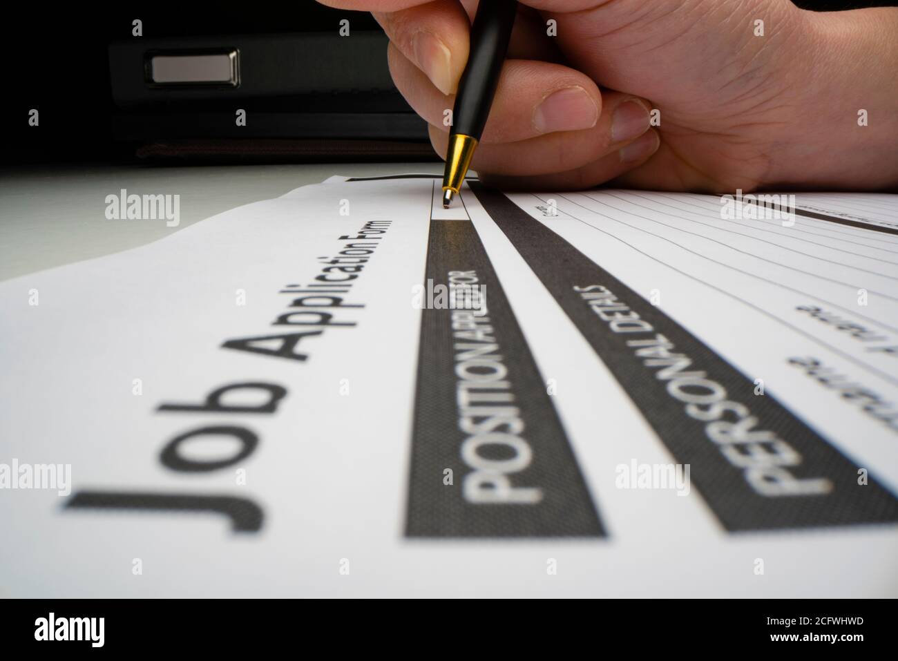 Le candidat omplant le formulaire de candidature Banque D'Images
