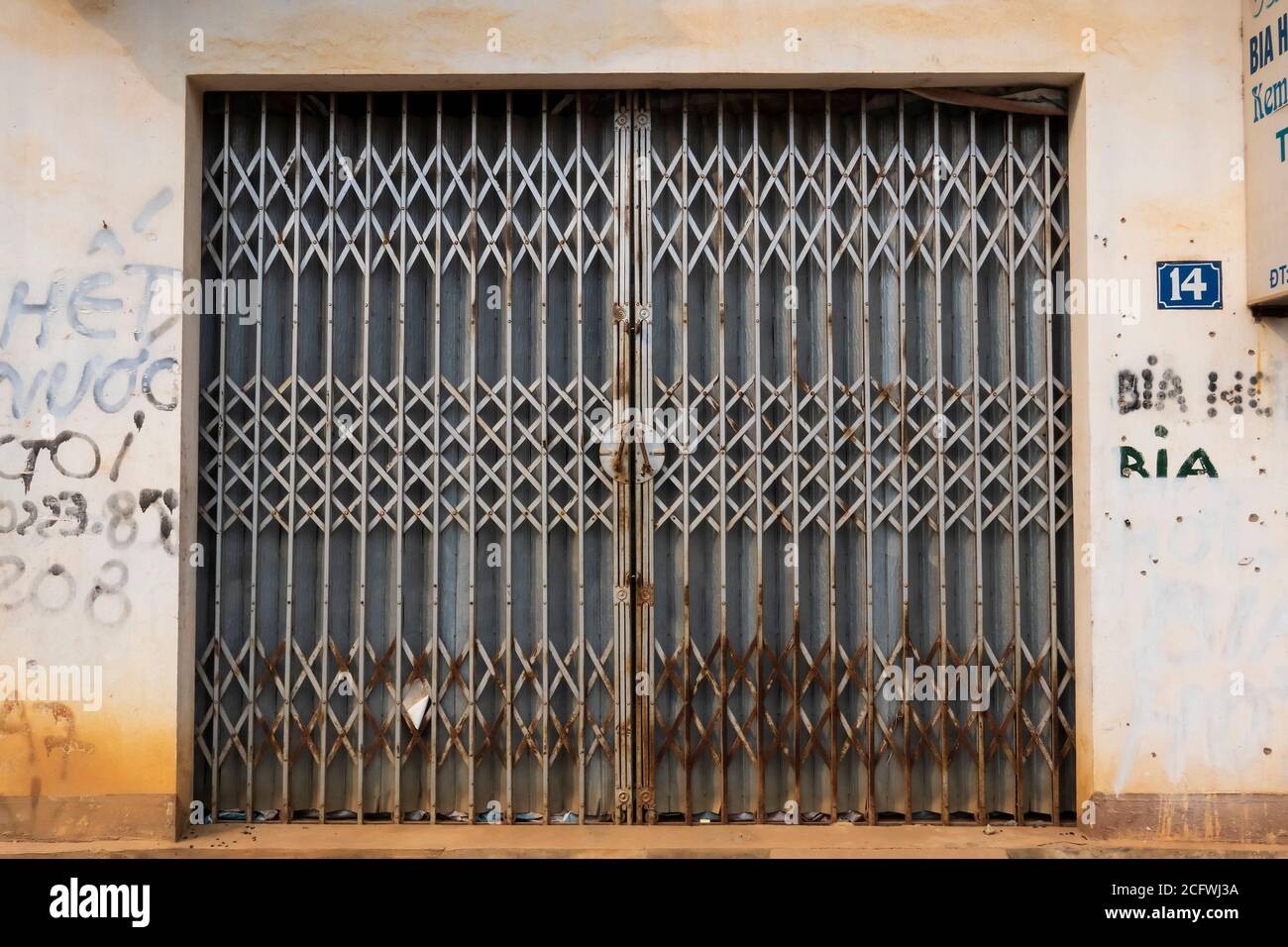 Vieille porte avec de nombreux cadenas dans un mur de maçonnerie Banque D'Images