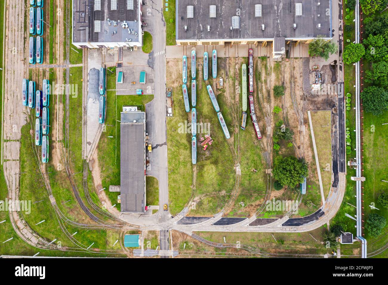 vue aérienne d'un dépôt de tram en plein air. les trams se trouvent dans une rangée, l'un après l'autre. transports publics électriques Banque D'Images