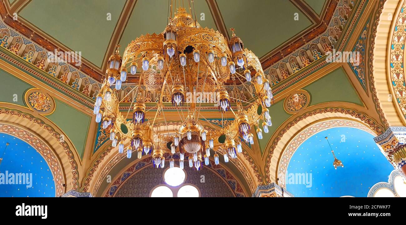 0Le lustre central immense de la grande synagogue de Sofia De Bulgarie Banque D'Images