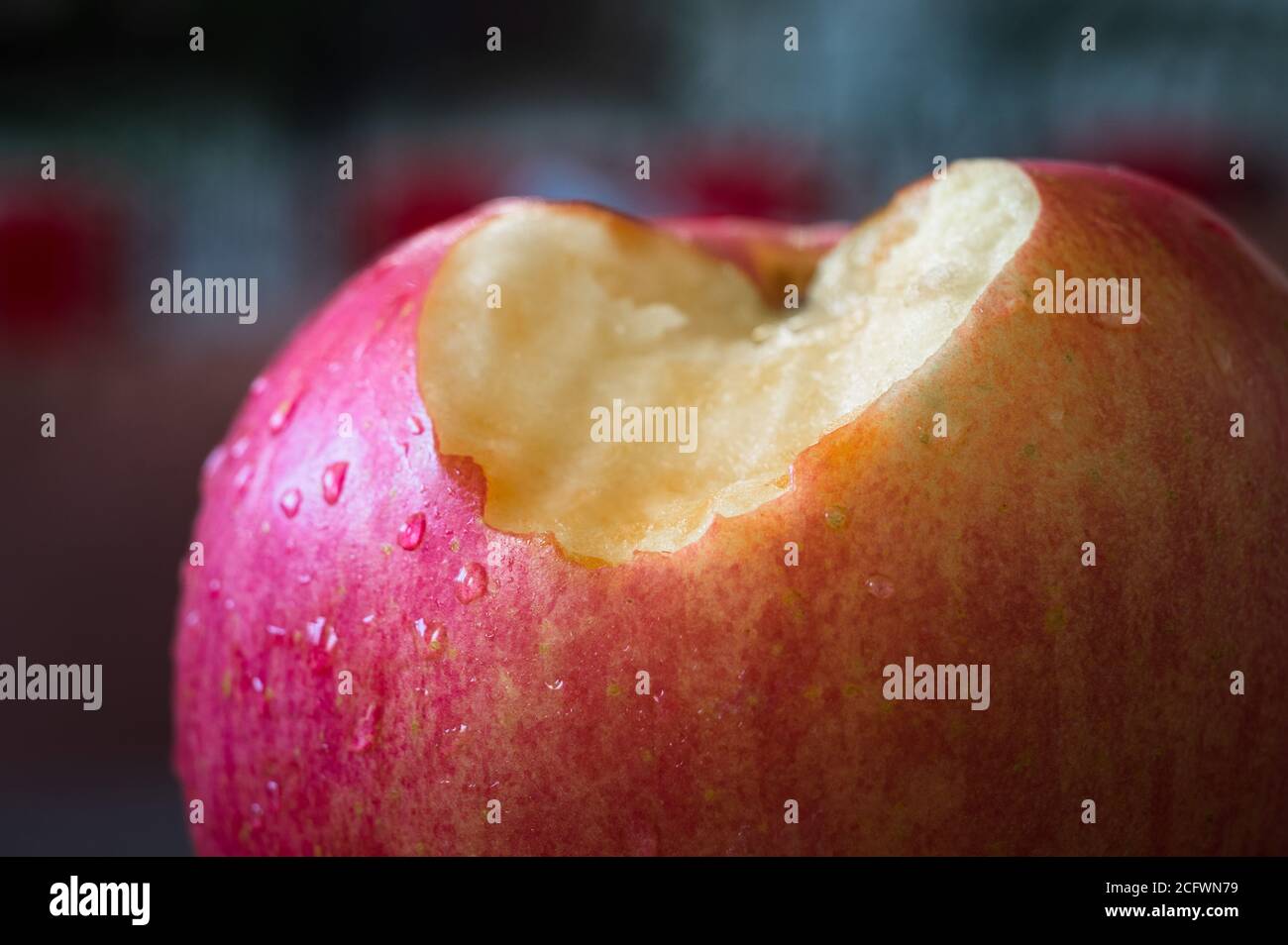 Gros plan d'une pomme et d'une morsure Banque D'Images