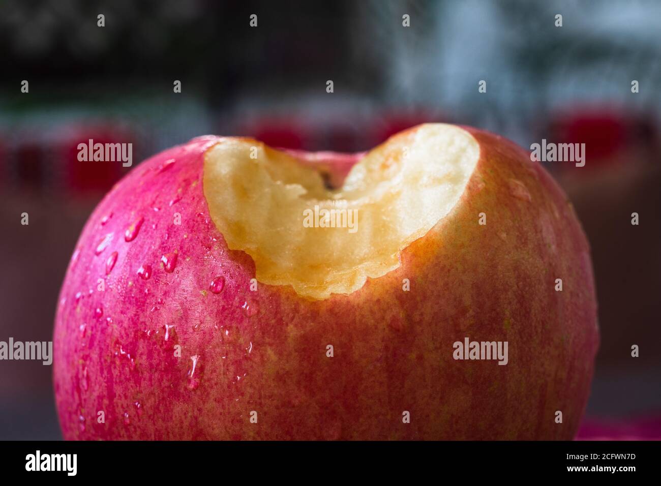 Gros plan d'une pomme et d'une morsure Banque D'Images