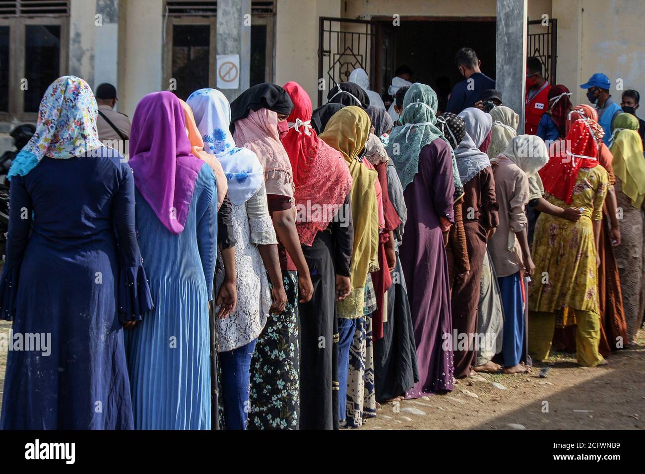 Lhokseumawe, Indonésie. 07septembre 2020. Les Rohingya sont vus dans une file d'attente pour subir des contrôles médicaux et des tests rapides dans un refuge temporaire à Lhokseumawe.près de 300 musulmans Rohingya ethniques ont été bloqués dans les eaux de la mer d'Aceh, composé d'adultes et d'enfants faibles en raison de la déshydratation et de la faim après avoir été influencés en haute mer. Crédit : SOPA Images Limited/Alamy Live News Banque D'Images