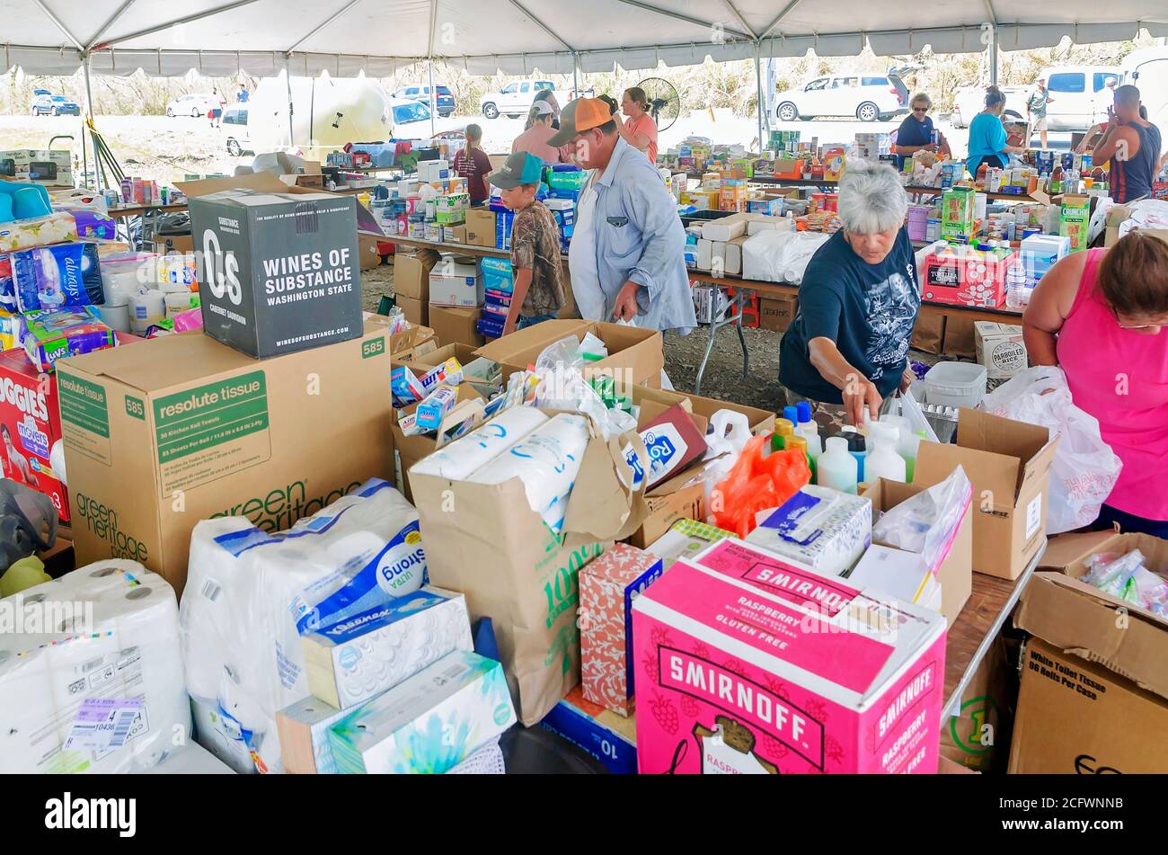 Des bénévoles aident les victimes de l'ouragan Laura à trouver les articles nécessaires sur un site de distribution de dons, le 6 septembre 2020, à Bell City, en Louisiane. Banque D'Images