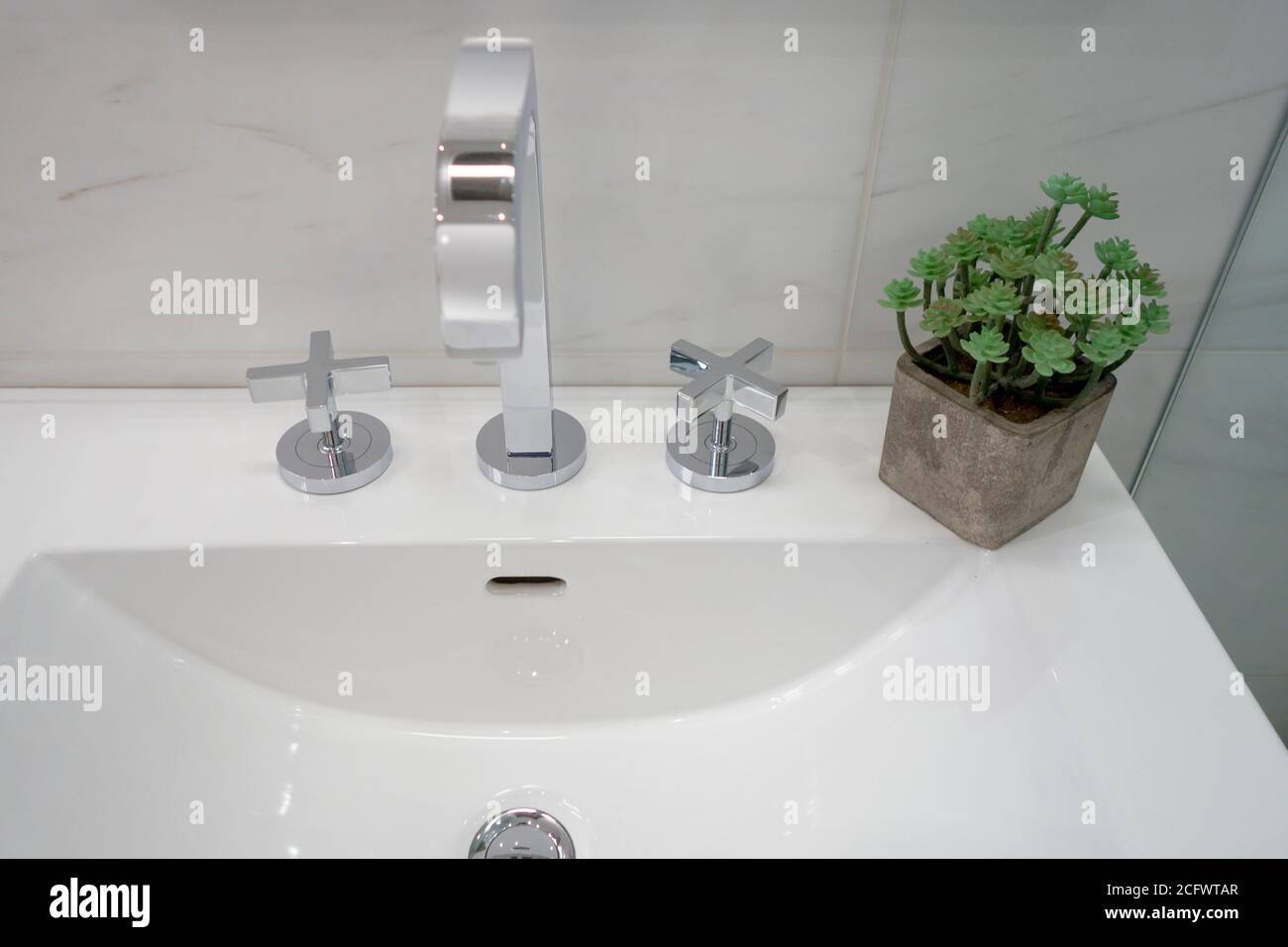 lavabo avec robinet de salle de bains, décoration végétale et style moderne Banque D'Images