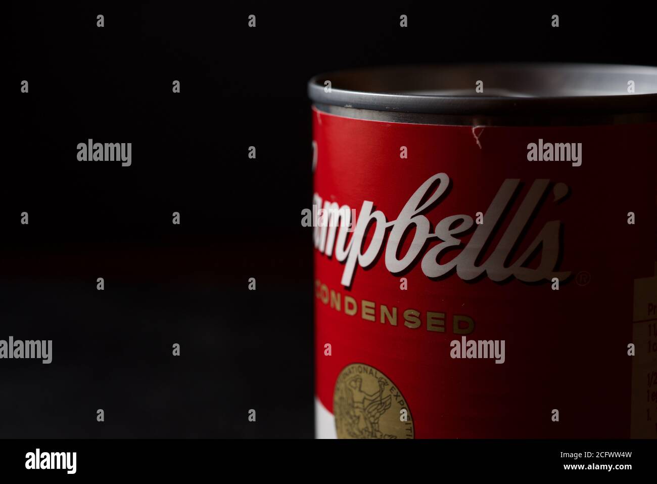 Saragosse, Espagne - 4 mars 2020 : gros plan d'une boîte de soupe condensée de Campbell sur une table noire. Banque D'Images