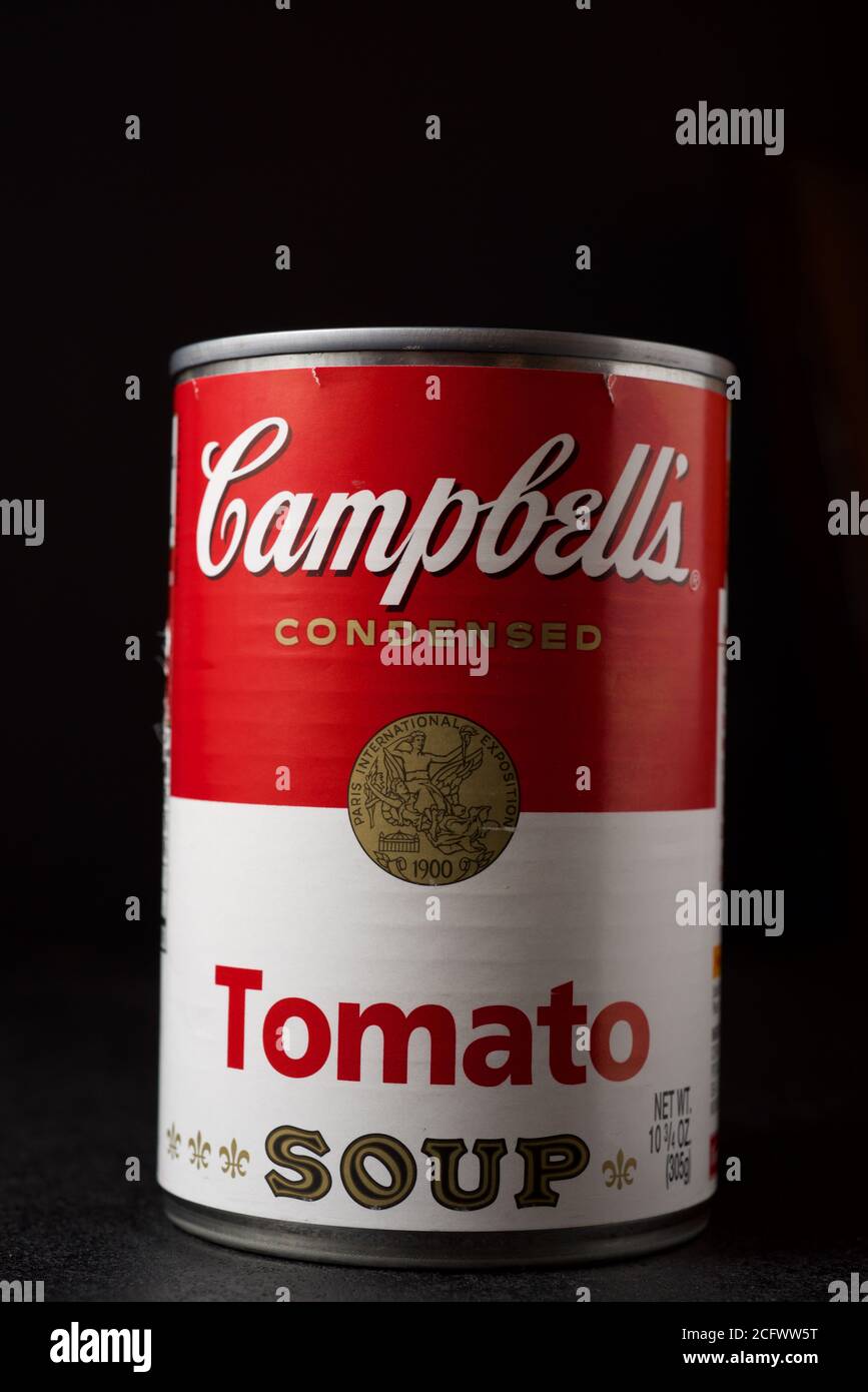 Saragosse, Espagne - 4 mars 2020 : gros plan d'une boîte de soupe condensée de Campbell sur une table noire. Banque D'Images