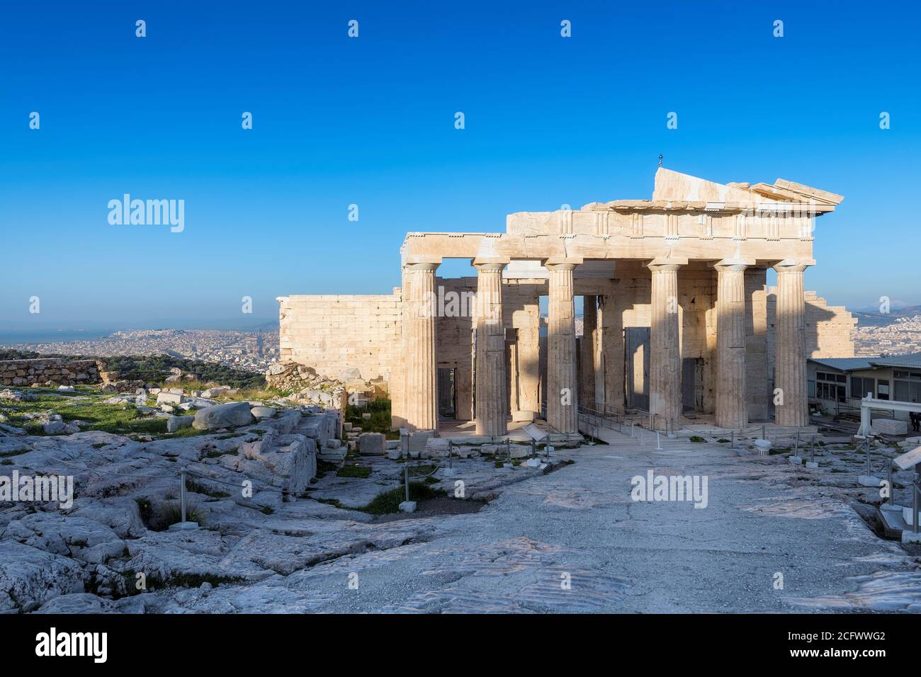 Propylaea dans l'Acropole au lever du soleil, est la porte monumentale de l'Acropole, Athènes, Grèce Banque D'Images