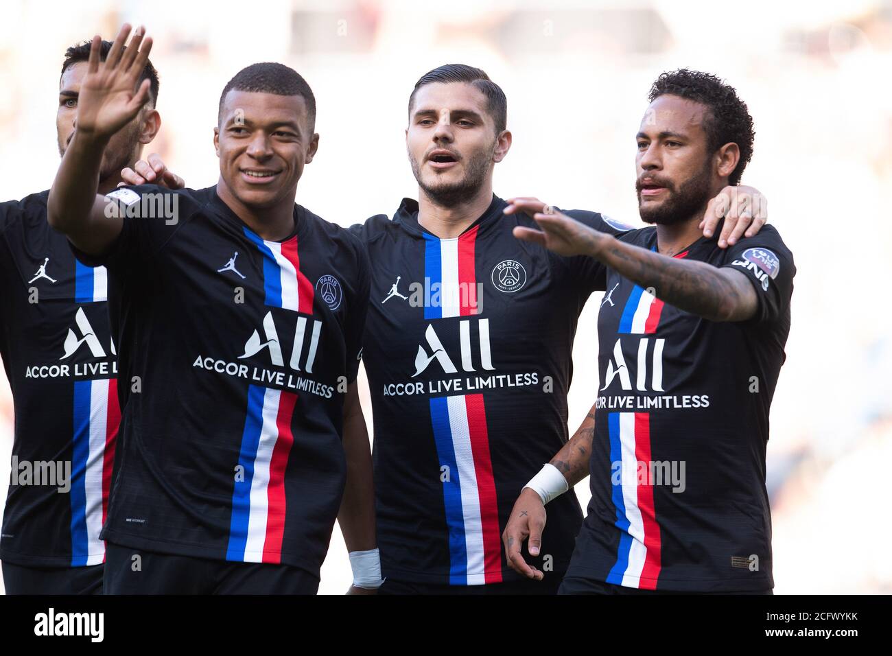 Paris, France. 12 juillet 2020. La photo du fichier prise le 12 juillet 2020 montre que (de L à R) Pablo Sarabia, Kylian Mbappe, Mauro Icardi et Neymar de Paris Saint Germain célèbrent lors d'un match de football amical entre Paris Saint Germain et le Havre au stade Ocean du Havre, en France. la fédération française de football (FFF) a annoncé que Kylian Mbappe, l'avant-projet français de Paris Saint Germain, s'est révélé positif pour le virus COVID-19 et qu'il manquera le match de la Ligue des Nations de l'UEFA contre la Croatie. Crédit : Jack Chan/Xinhua/Alay Live News Banque D'Images