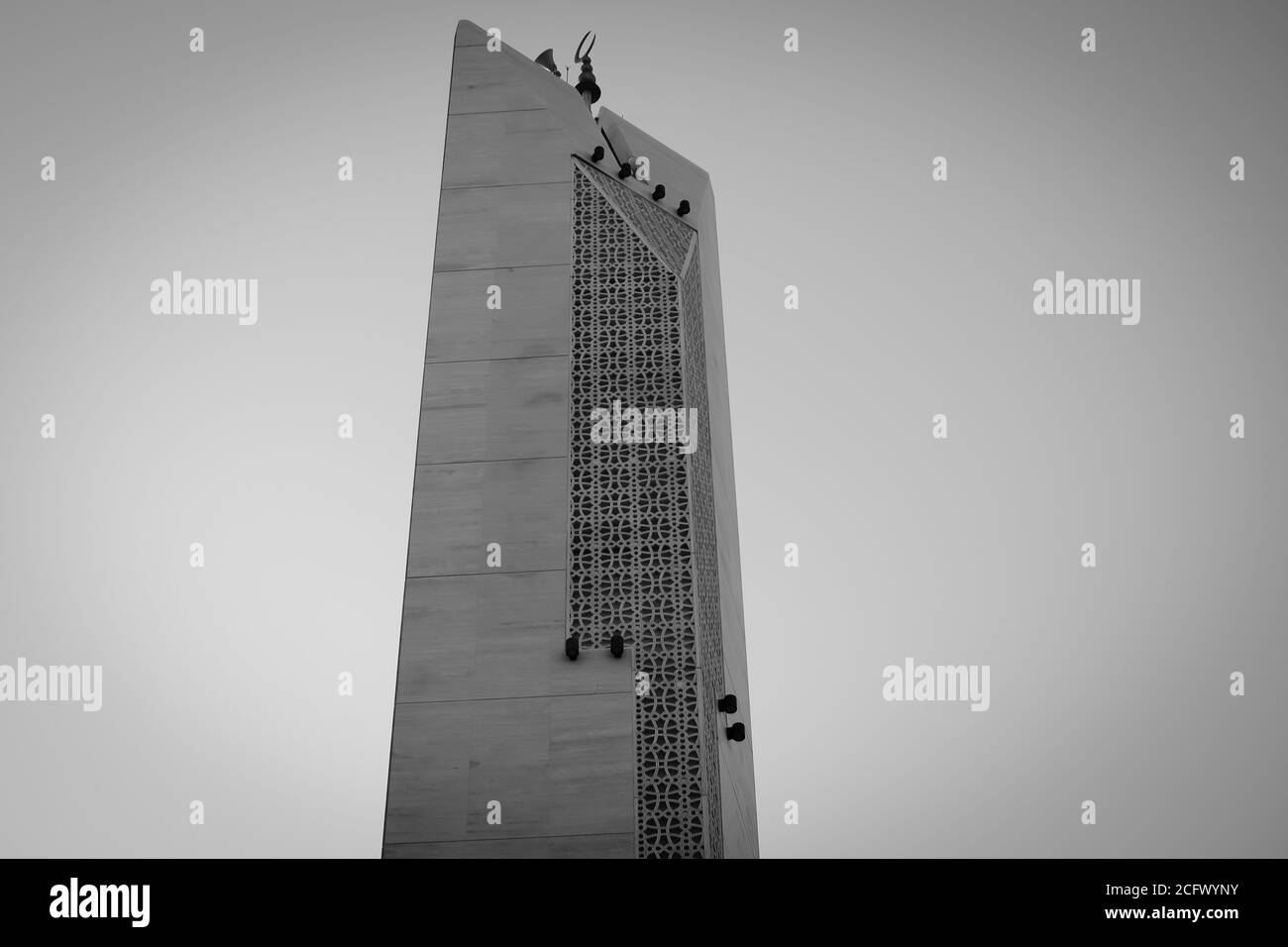 Tour minaret de la Mosquée islamique, design moderne avec arrière-plan de lever de soleil. Banque D'Images