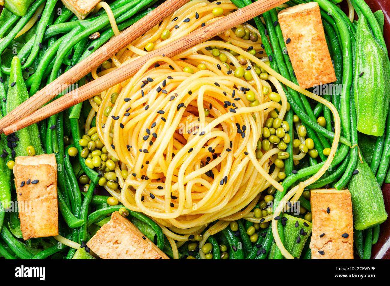 Salade orientale avec pâtes, haricots asperges, fromage frit et okra. Banque D'Images