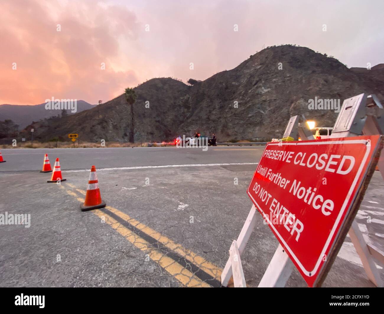 Azusa, États-Unis. 7 septembre 2020. La photo d'un téléphone portable montre une route vers la forêt nationale d'Angeles fermée par des responsables de l'application de la loi à Azusa Canyon, dans le comté de Los Angeles, aux États-Unis, le 7 septembre 2020. Huit forêts nationales de Californie seront fermées temporairement en raison de « conditions d'incendie sans précédent et dangereuses » dans le cadre d'une vague de chaleur dangereuse dans la partie ouest des États-Unis, ont déclaré les autorités lundi. Credit: Zeng hui/Xinhua/Alay Live News Banque D'Images