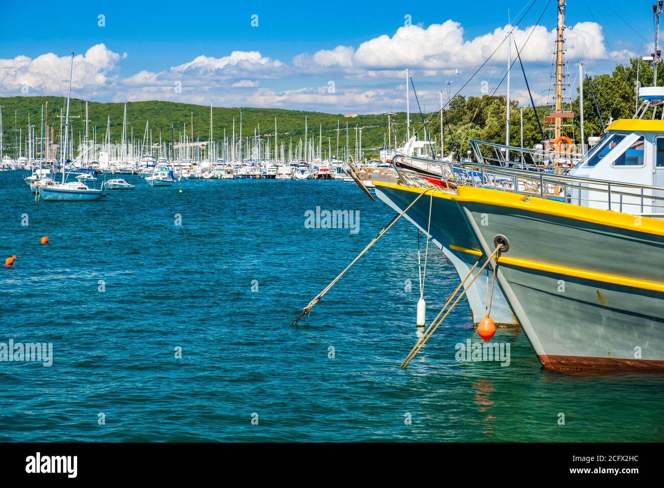 Front de mer et vieux navires dans le port dans la ville de Punat sur l'île de Krk, côte Adriatique, Croatie Banque D'Images