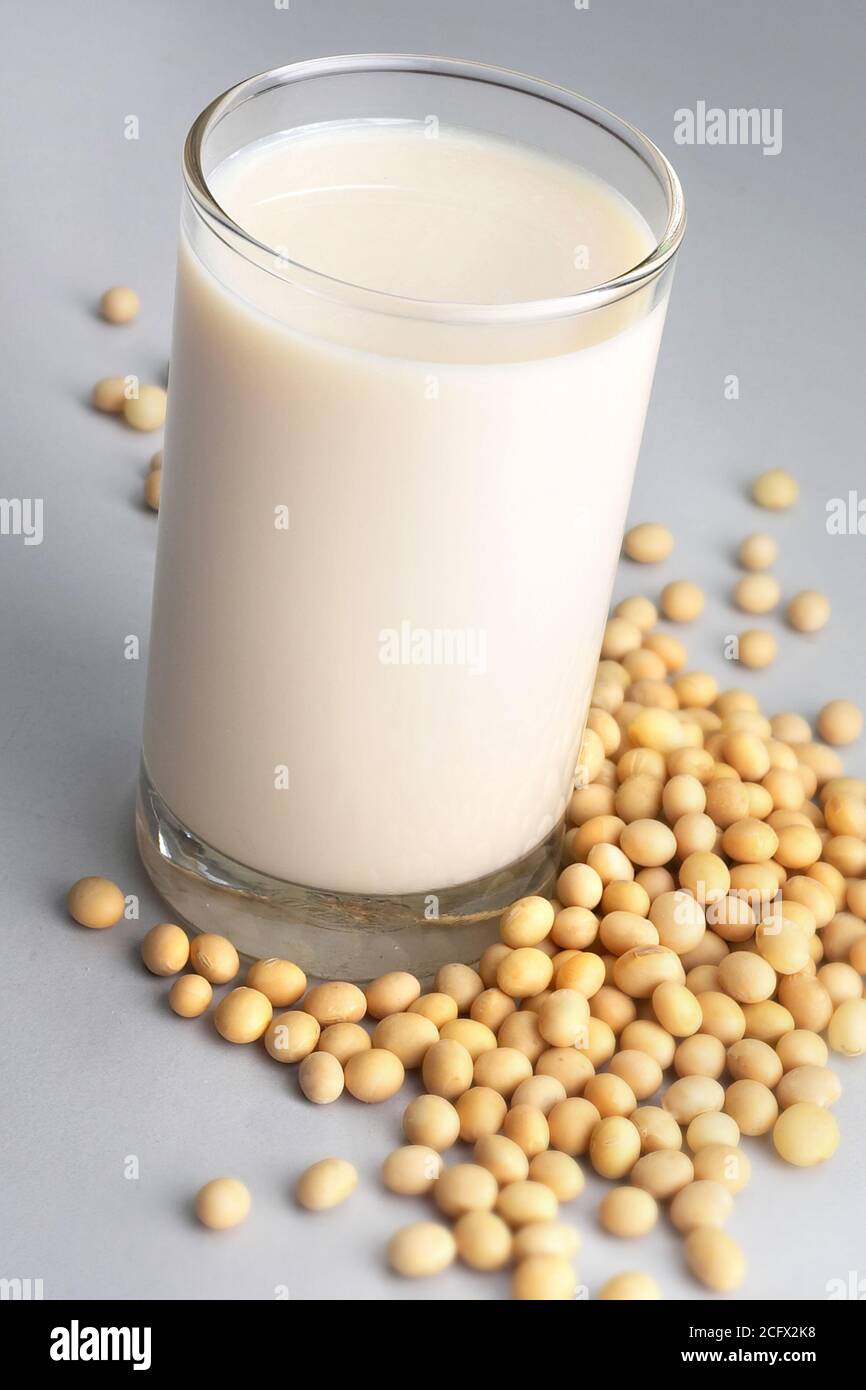 Lait de soja en verre avec graines de soja Banque D'Images