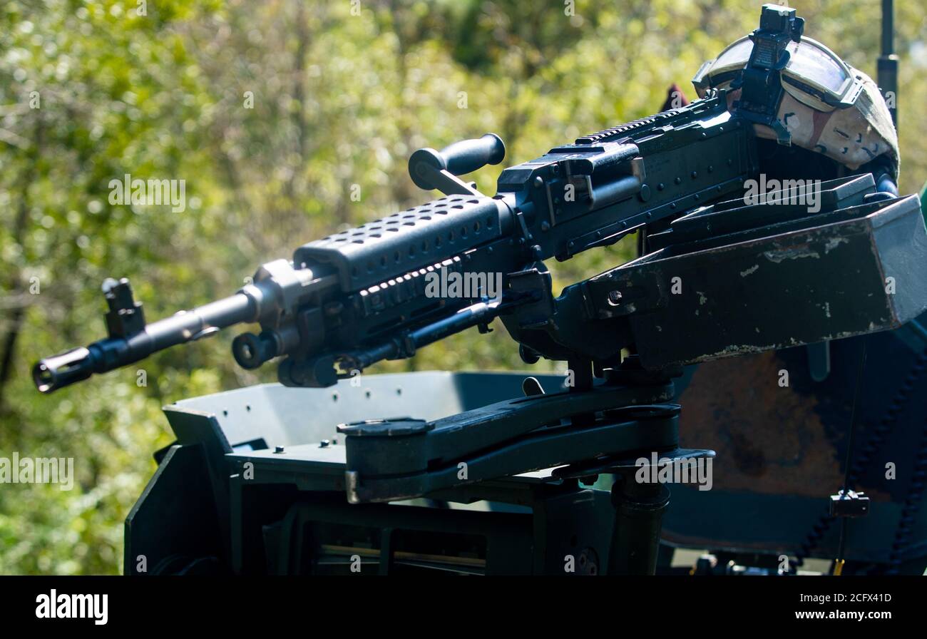 Les Marines des États-Unis avec le bataillon de remise en état en 2d légère Armored participent à la compétition Top Gun au Camp Lejeune, en Caroline du Nord, le 3 septembre 2020. La compétition implique les hommes d'équipage de véhicules les plus qualifiés sur une gamme avec des positions cibles randomisées, utilisant tous les systèmes d'armes natifs du véhicule blindé léger 25. (É.-U. Photo du corps marin par lance Cpl. Brian Bolin Jr.) Banque D'Images