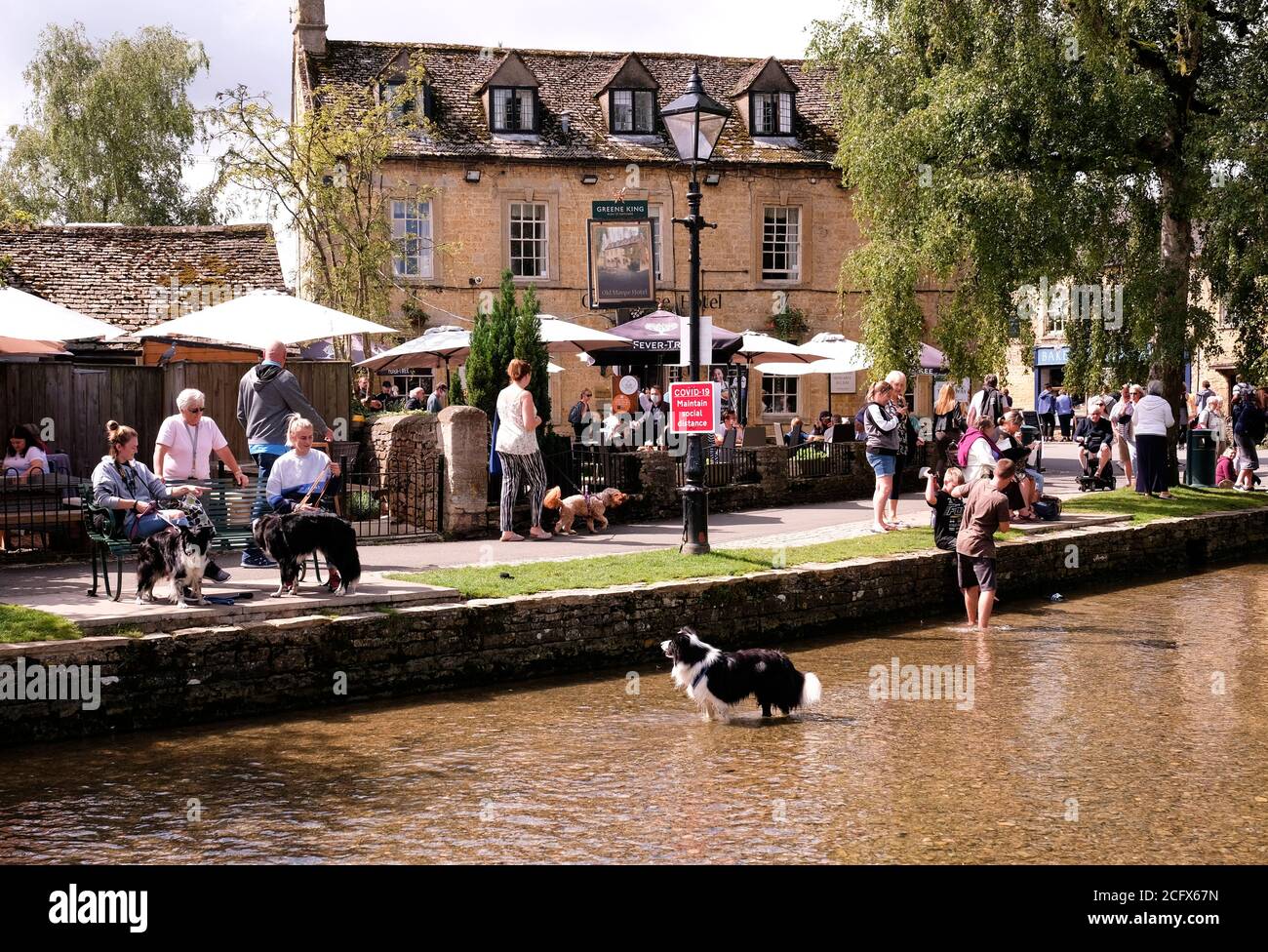 Les gens qui apprécient le moment à Bourton sur l'eau à Les Cotswolds pendant la pandémie de Covid 19 Banque D'Images