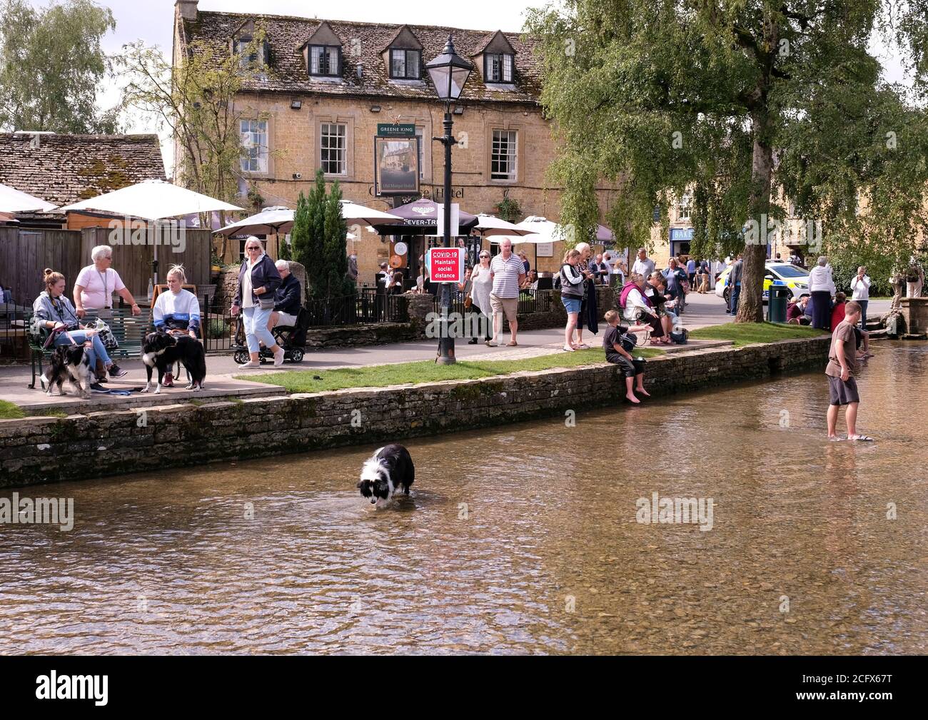 Les gens qui apprécient le moment à Bourton sur l'eau à Les Cotswolds pendant la pandémie de Covid 19 Banque D'Images