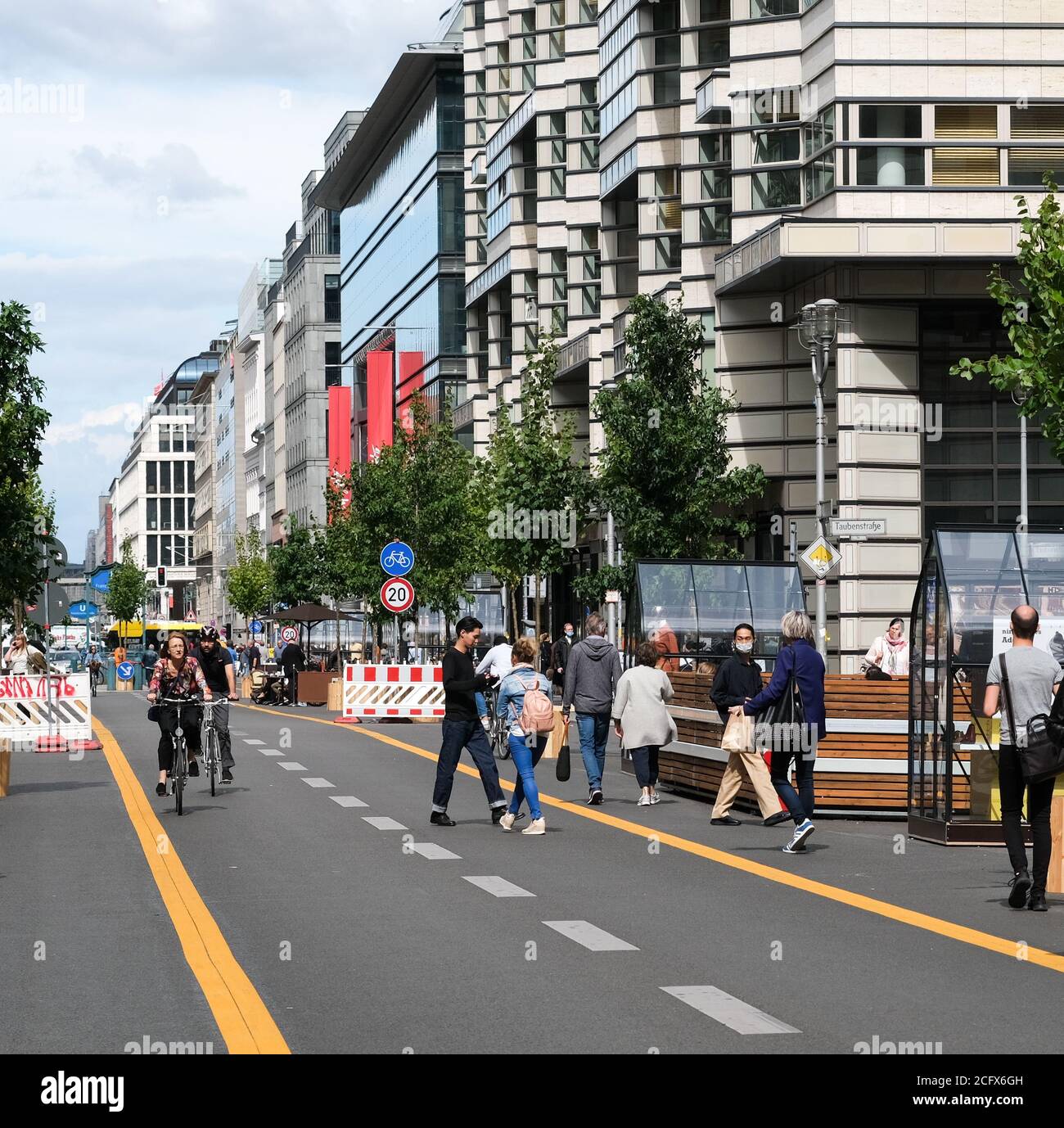 Berlin, Allemagne. 1er septembre 2020. Sur la nouvelle section sans voiture de Friedrichstraße, il y a des places assises, des vitrines et des plantes vertes sur la route, qui est actuellement seulement ouverte aux cyclistes et aux piétons. Sur un tronçon de 500 mètres de long, la circulation des voitures est fermée jusqu'à la fin de janvier 2021. Le plan est de créer une promenade avec de la verdure, des sièges, un sentier cyclable et des restaurants en plein air pour se promener et se détendre. Des événements, des ateliers et des marchés de conception doivent avoir lieu. La limite de vitesse sur la trajectoire du cycle est de 20 km/h. Credit: Jens Kalaene/dpa-Zentralbild/ZB/dpa/Alay Live News Banque D'Images