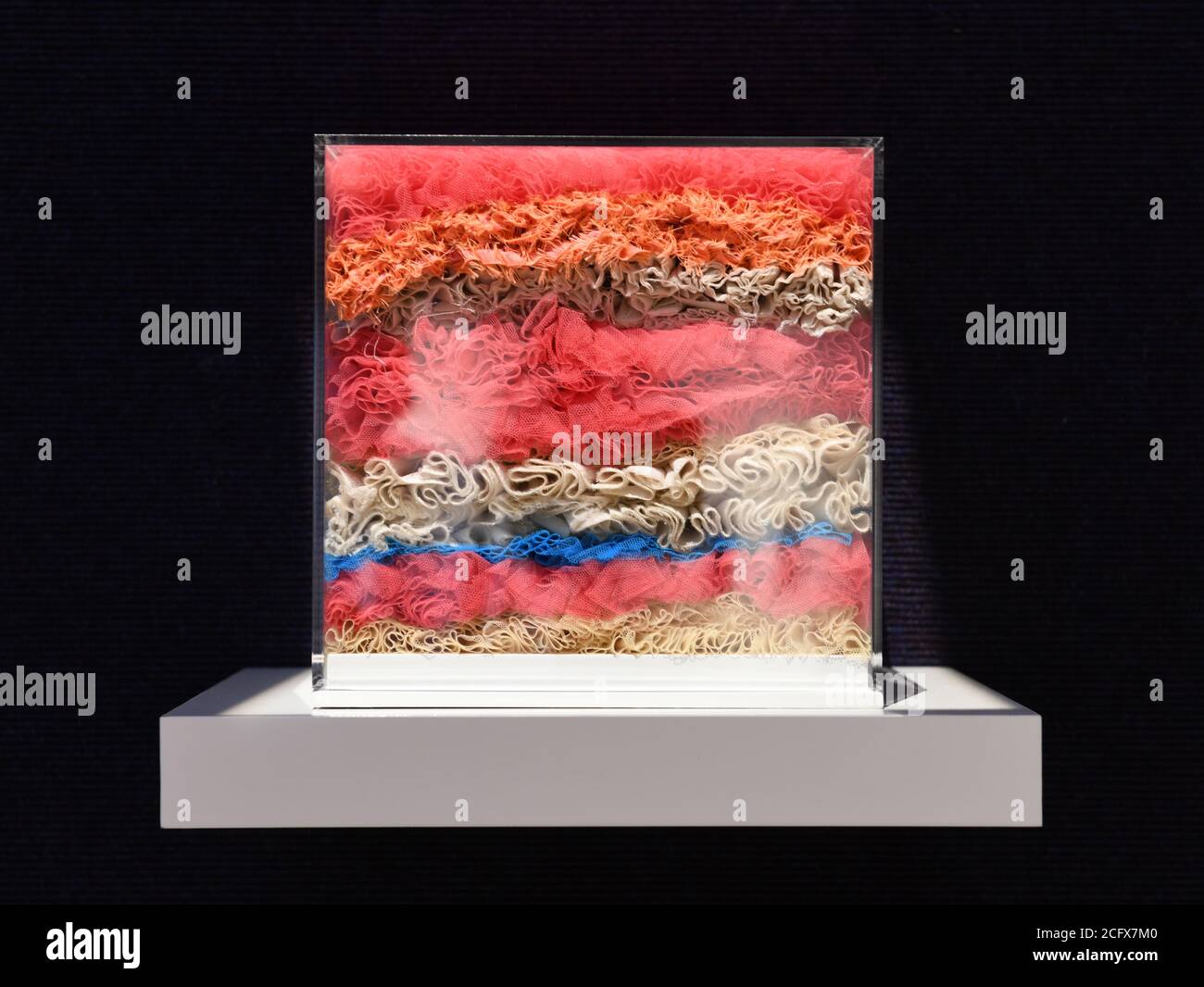 Bonhams, New Bond Street Londres, Royaume-Uni. 7 septembre 2020. Cure³ est un projet et une exposition d’art annuels conçus par Artwise en partenariat avec Bonhams pour sensibiliser et financer l’organisme de bienfaisance, le Cure Parkinson’s Trust. Plus de 90 artistes internationaux et des noms connus du monde de la mode ont créé une nouvelle œuvre unique à l'aide d'une boîte Perspex 20cm³ sur mesure disponible à la vue et à l'achat sur www.cure3.co.uk. Image: Cube "couches" par Molly Goddard, 2020. 2,500 £. Unique. Crédit: Malcolm Park/Alay Banque D'Images