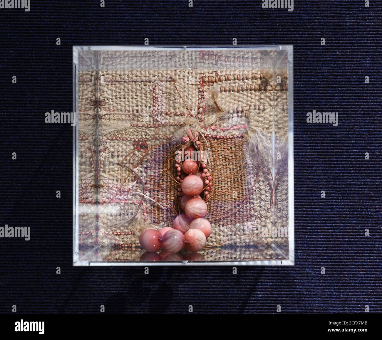 Bonhams, New Bond Street Londres, Royaume-Uni. 7 septembre 2020. Cure³ est un projet et une exposition d’art annuels conçus par Artwise en partenariat avec Bonhams pour sensibiliser et financer l’organisme de bienfaisance, le Cure Parkinson’s Trust. Plus de 90 artistes internationaux et des noms connus du monde de la mode ont créé une nouvelle œuvre unique à l'aide d'une boîte Perspex 20cm³ sur mesure disponible à la vue et à l'achat sur www.cure3.co.uk. Image: Cube ‘dozzle’ par Sarah Berman, 2020. 3,000 £. Unique. Crédit: Malcolm Park/Alay Banque D'Images