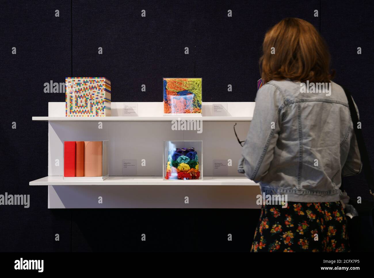 Bonhams, New Bond Street Londres, Royaume-Uni. 7 septembre 2020. Cure³ est un projet et une exposition d’art annuels conçus par Artwise en partenariat avec Bonhams pour sensibiliser et financer l’organisme de bienfaisance, le Cure Parkinson’s Trust. Plus de 90 artistes internationaux et des noms connus du monde de la mode ont créé une nouvelle œuvre unique à l'aide d'une boîte Perspex 20cm³ sur mesure disponible à la vue et à l'achat sur www.cure3.co.uk. Crédit: Malcolm Park/Alay Banque D'Images