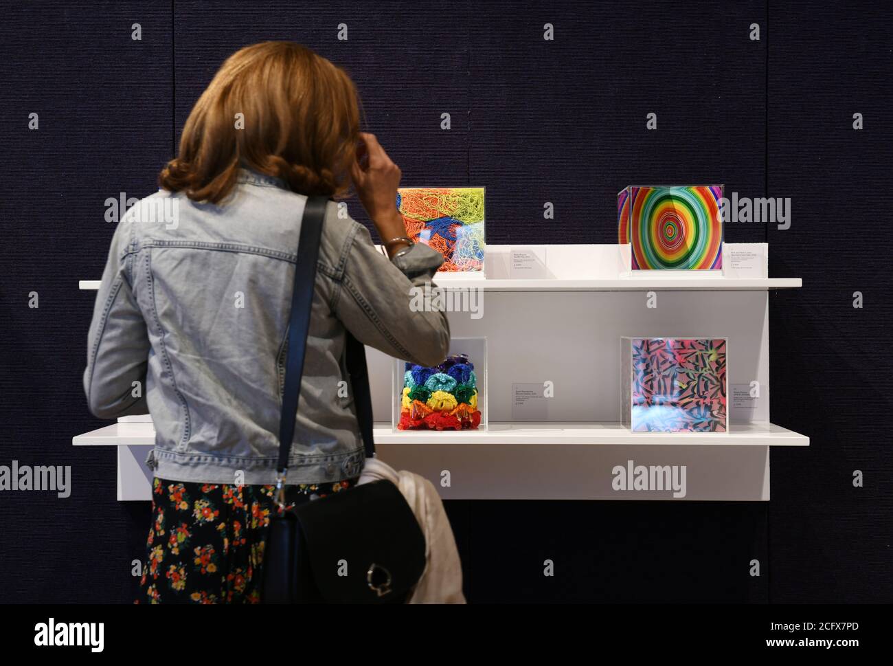 Bonhams, New Bond Street Londres, Royaume-Uni. 7 septembre 2020. Cure³ est un projet et une exposition d’art annuels conçus par Artwise en partenariat avec Bonhams pour sensibiliser et financer l’organisme de bienfaisance, le Cure Parkinson’s Trust. Plus de 90 artistes internationaux et des noms connus du monde de la mode ont créé une nouvelle œuvre unique à l'aide d'une boîte Perspex 20cm³ sur mesure disponible à la vue et à l'achat sur www.cure3.co.uk. Crédit: Malcolm Park/Alay Banque D'Images