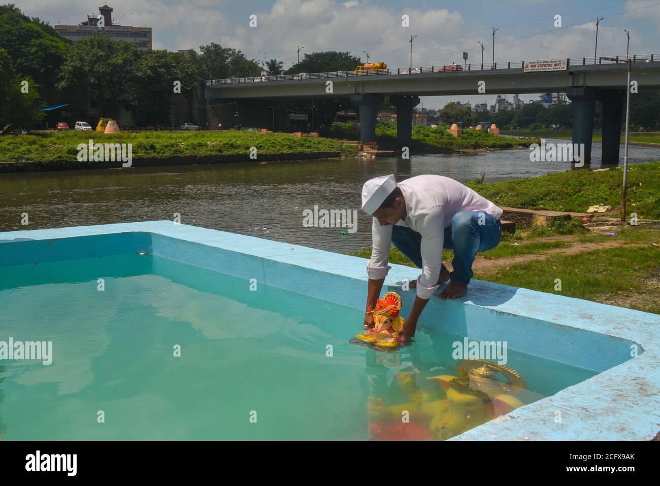 Pune, Inde - 4 septembre 2017 : Pune ganpati visarjan dans de petits réservoirs d'eau pour économiser la pollution de l'eau. Banque D'Images