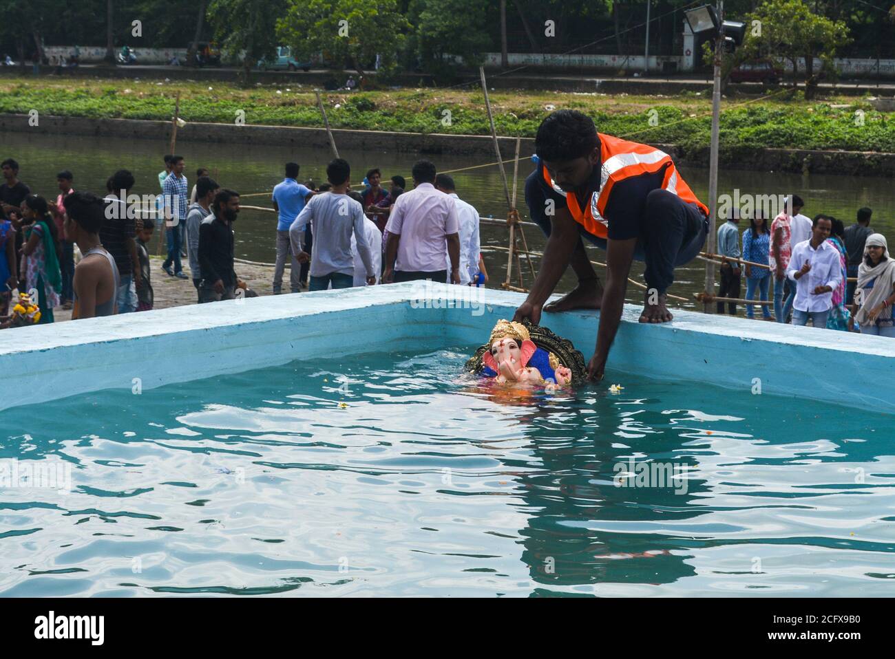 Pune, Inde - 4 septembre 2017: Un fonctionnaire de Pune faisant ganpati visarjan dans un réservoir d'eau pour sauver la pollution de l'eau. Banque D'Images