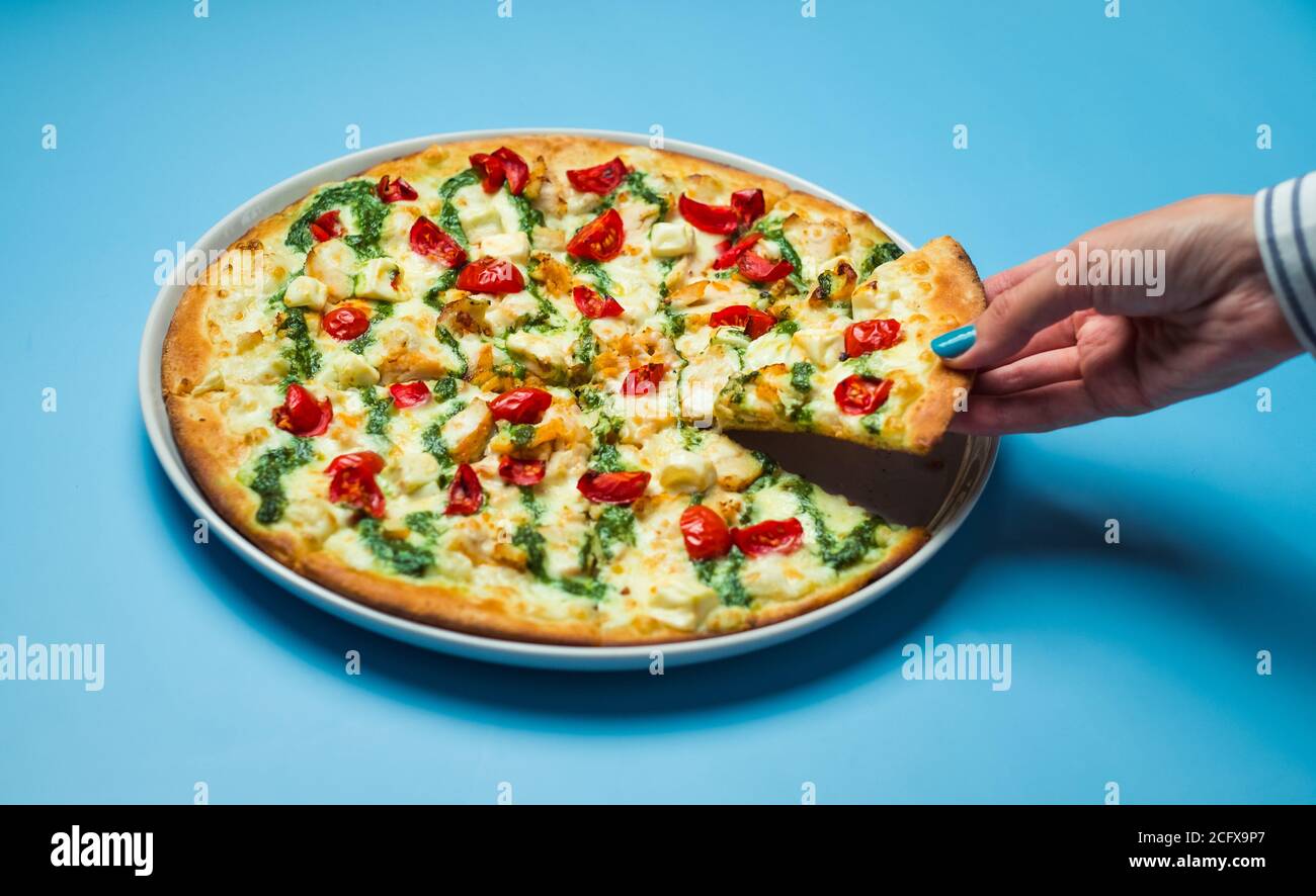Gros plan sur une pizza fraîchement cuite au restaurant. Banque D'Images