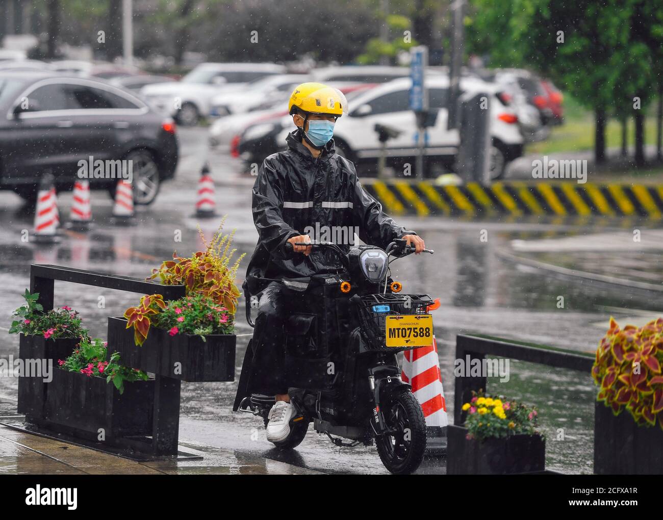 Changchun, Jilin, Chine. 8 septembre 2020. Un livreur de nourriture conduit un scooter au milieu de la pluie déclenchée par le typhon Haishen à Changchun, dans la province de Jilin, dans le nord-est de la Chine, le 8 septembre 2020. De lundi soir à mardi, de fortes pluies ont frappé la plupart des quartiers de la ville de Changchun alimentés par le typhon Haishen, le 10e typhon cette année. Lundi, le quartier général de la Chine pour la lutte contre les inondations et la sécheresse a amélioré son intervention d'urgence pour la lutte contre les inondations et les typhons, passant du niveau IV au niveau III Credit: Xinhua/Alay Live News Banque D'Images