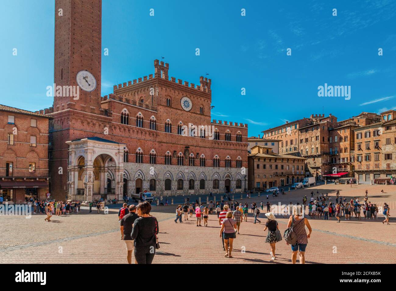Belle vue panoramique de la célèbre mairie Palazzo Pubblico, un lieu touristique populaire sur la place principale historique Piazza del Campo par une journée ensoleillée... Banque D'Images