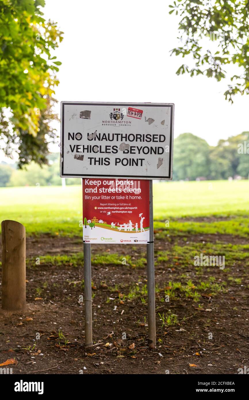 Northampton, Royaume-Uni, 8 septembre 2020. Plus de panneaux mis vers le haut à Abington Park pour essayer d'encourager les gens à arrêter de laisser tomber la litière et de la jeter ou de la prendre à la maison, La litière avait pris le pire après que le confinement a été assoupli, mais elle s'améliore lentement en raison de la persistance d'un groupe de bénévoles qui cueillez la litière chaque jour dans le premier parc de Northampton . Crédit : Keith J Smith./Alamy Live News Banque D'Images