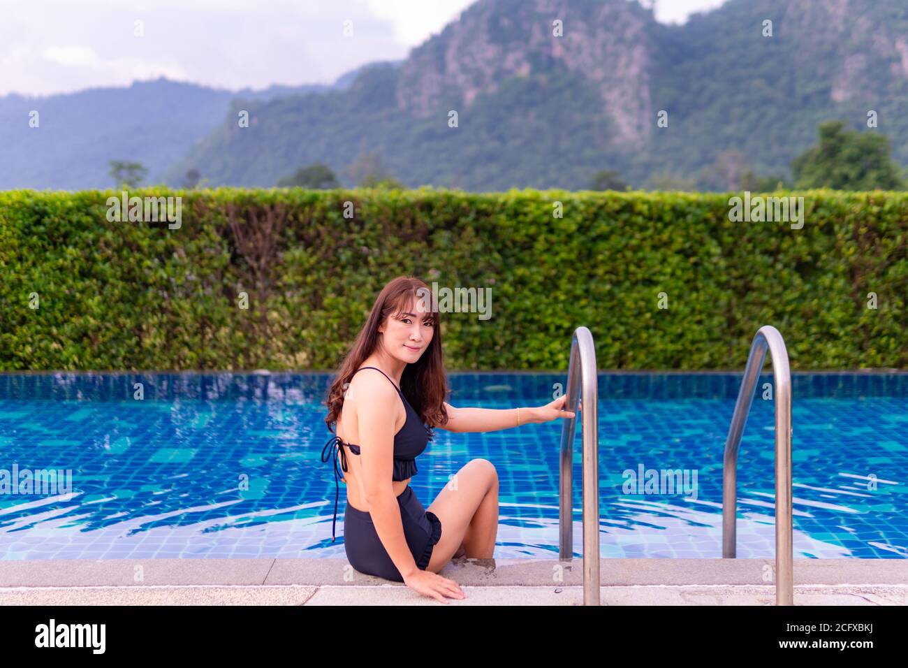Asie femmes dans la piscine au milieu de la montagne arrière-plan de la nature Banque D'Images