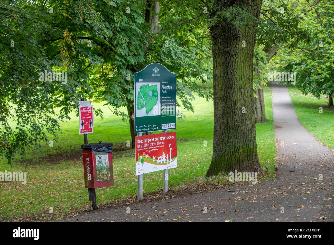 Northampton, Royaume-Uni, 8 septembre 2020. Plus de panneaux mis vers le haut à Abington Park pour essayer d'encourager les gens à arrêter de laisser tomber la litière et de la jeter ou de la prendre à la maison, La litière avait pris le pire après que le confinement a été assoupli, mais elle s'améliore lentement en raison de la persistance d'un groupe de bénévoles qui cueillez la litière chaque jour dans le premier parc de Northampton . Crédit : Keith J Smith./Alamy Live News Banque D'Images