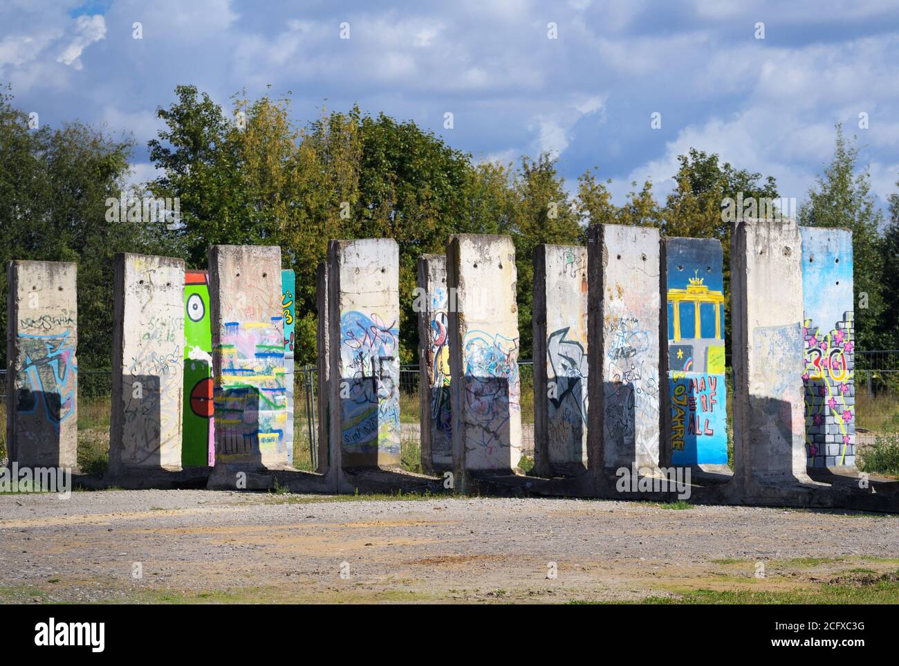 Teltow, Allemagne. 07septembre 2020. Des pièces peintes ou pulvérisées du mur de Berlin sont situées sur un site industriel près du bassin du port, sur le canal de Teltow. Au début des années 1990, une entreprise de construction de l'Armée populaire nationale a acheté les pièces murales. Des artistes et des profanes ont peint les parties en béton. Environ quarante des 170 parties qui ont autrefois constitué le mur sont maintenant restées. Credit: Soeren Stache/dpa-Zentralbild/ZB/dpa/Alay Live News Banque D'Images