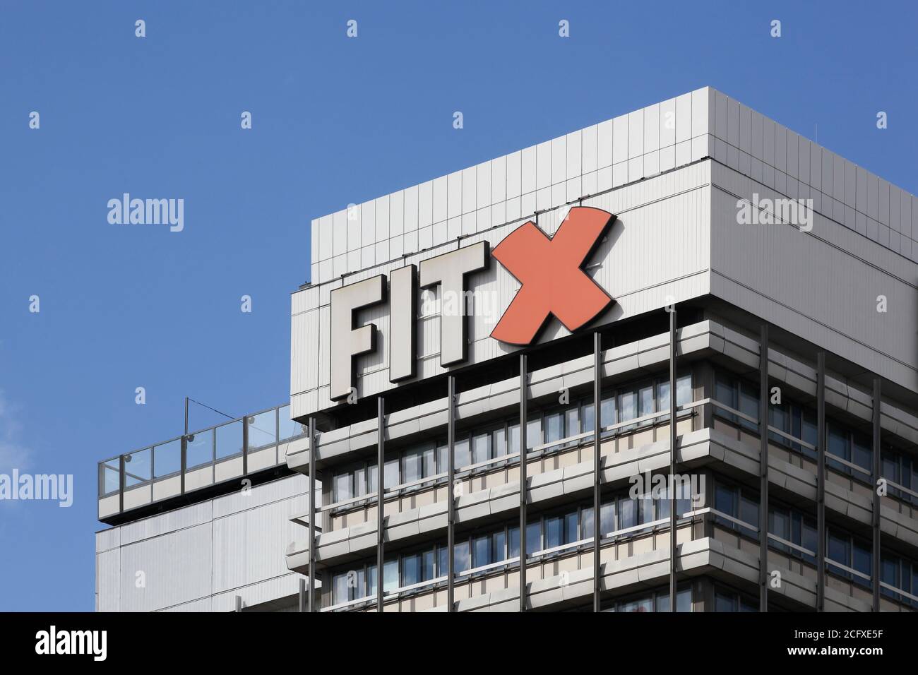 Berlin, Allemagne - 12 juillet 2020 : logo FitX sur un bâtiment. FitX est une société de fitness allemande fondée à Essen en 2009 Banque D'Images