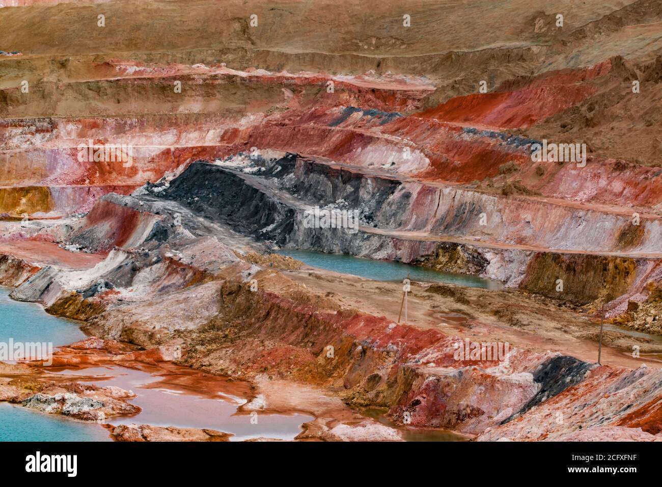 Carrière de minerai d'aluminium. Mine de bauxite à coupe ouverte. Étapes de carrière de divers minéraux de couleur. Banque D'Images